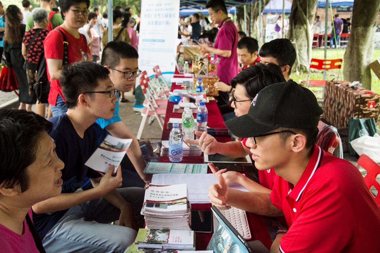 学生志愿者热情解答考生和家长的问题