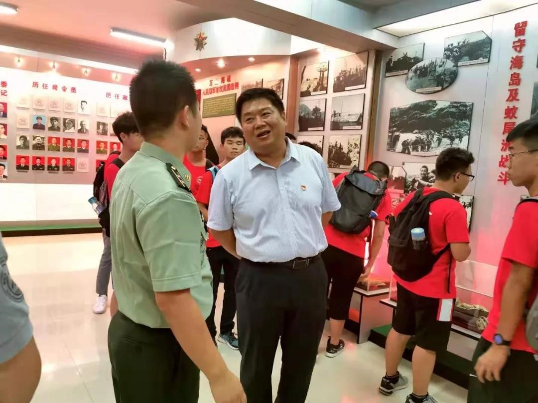 珠海警备区首长与靳祥鹏书记交谈