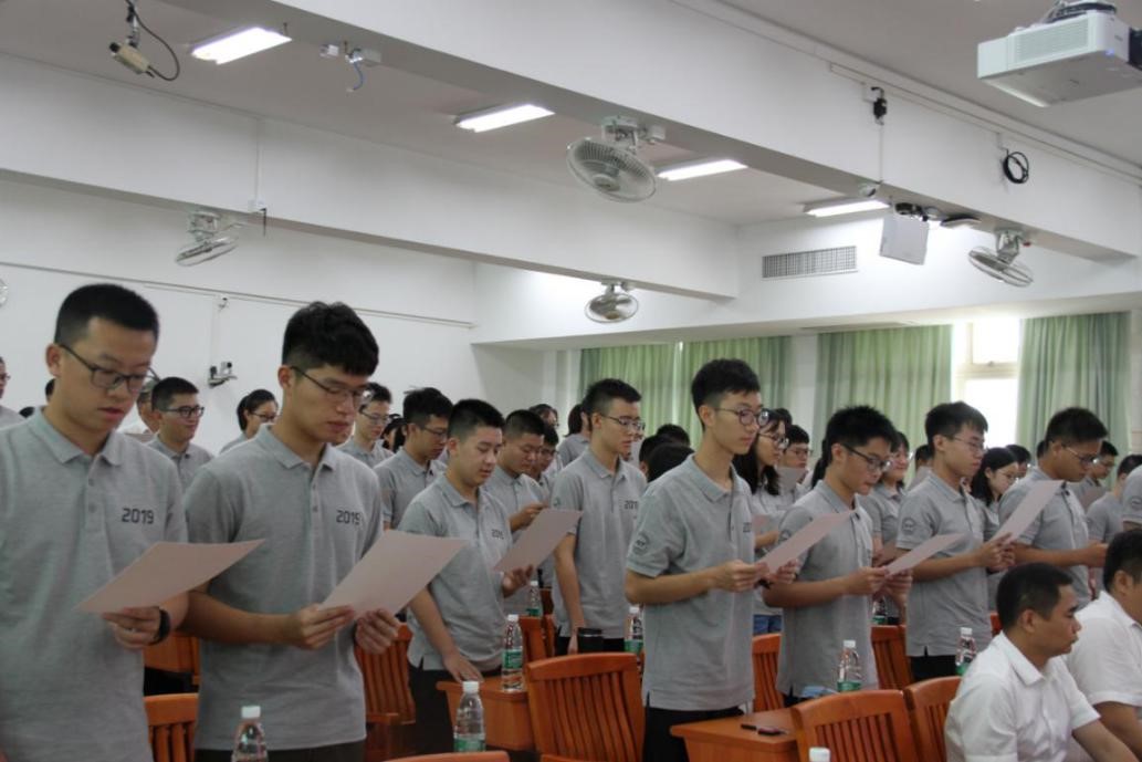 同学们高唱校歌