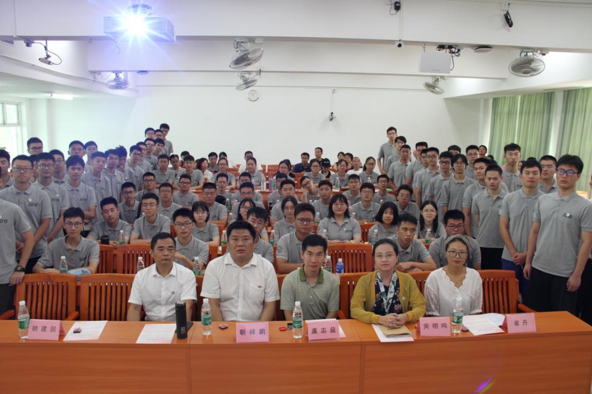 领导老师与学生集体合影