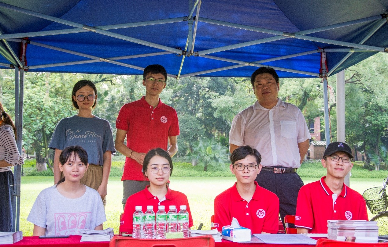 靳祥鹏书记及学生志愿者