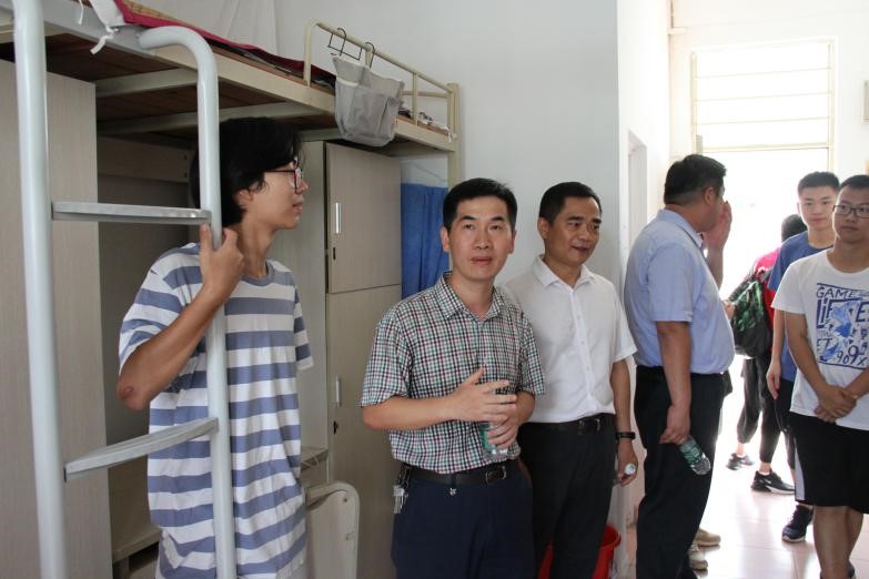 领导走访新生宿舍