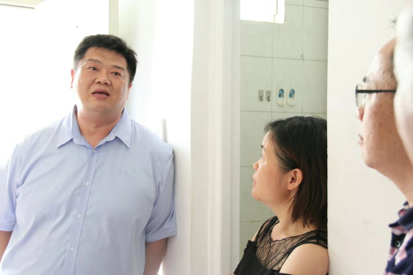 领导走访新生宿舍