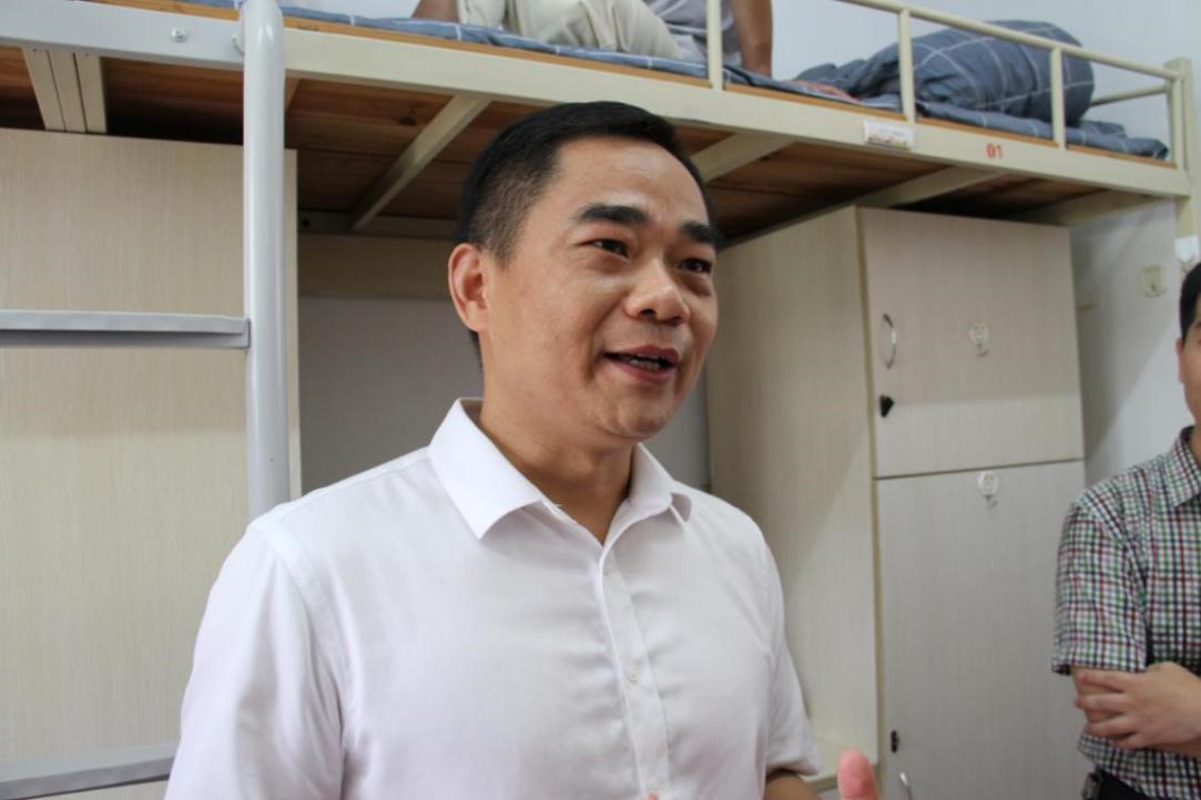 领导走访新生宿舍1