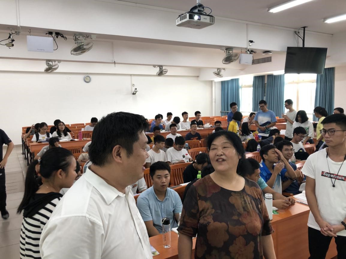 靳书记巡查课堂