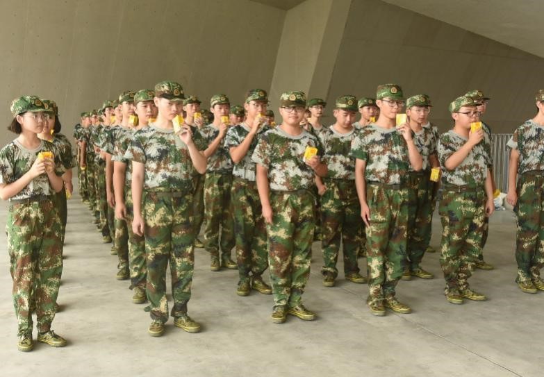 新生们开心地喝着饮品