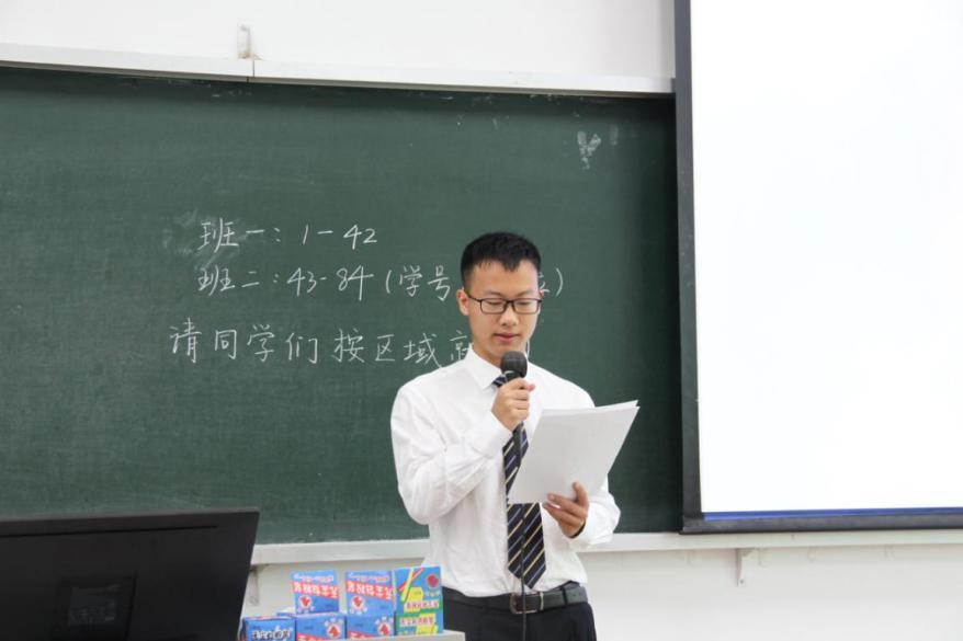 新生代表冯勃带领大家宣誓