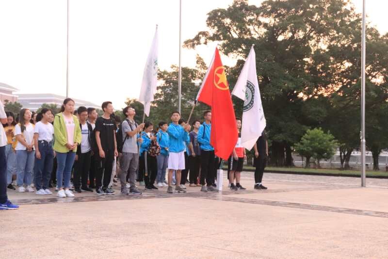 同学们等待升旗