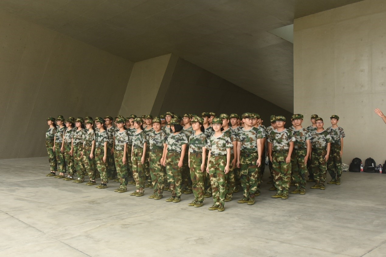 新生脸上露出笑容