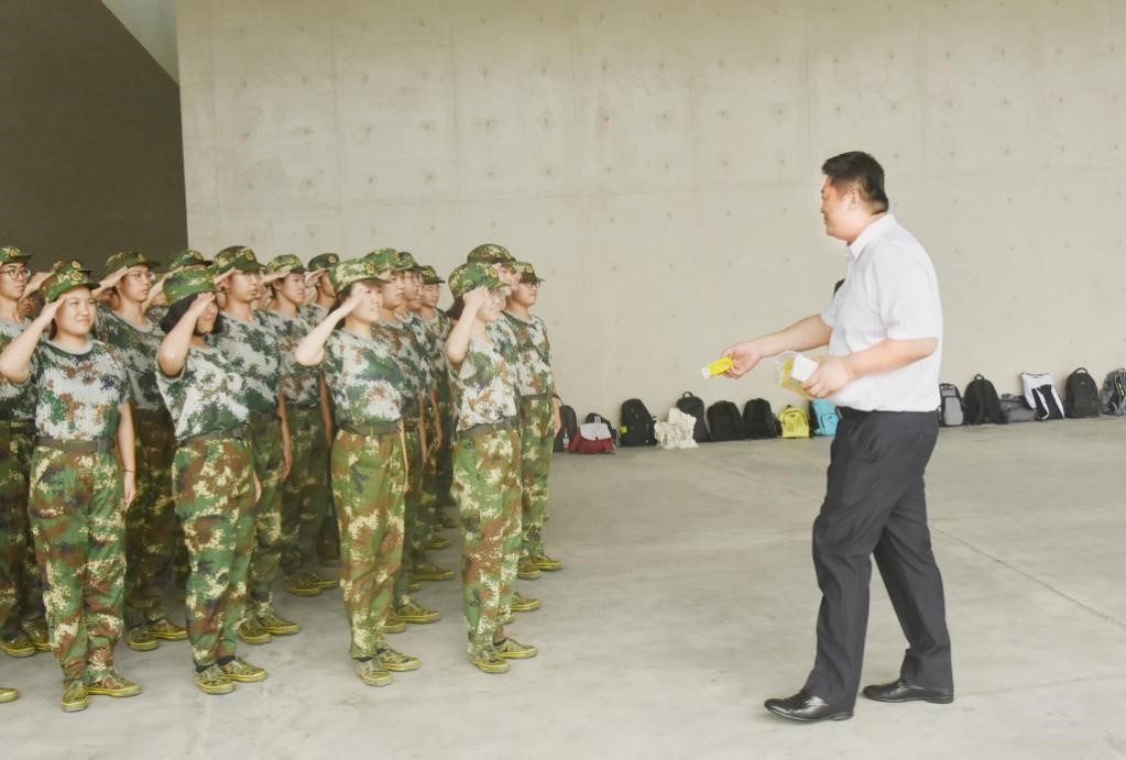 靳祥鹏亲手将饮品递给新生