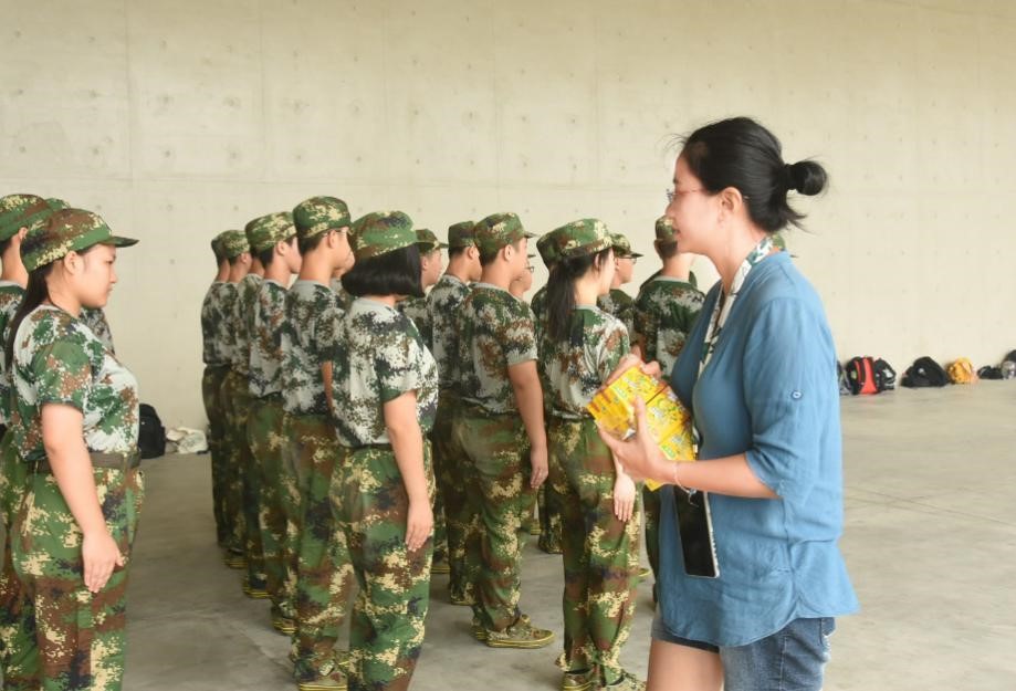 黄明鸣为新生分发礼品